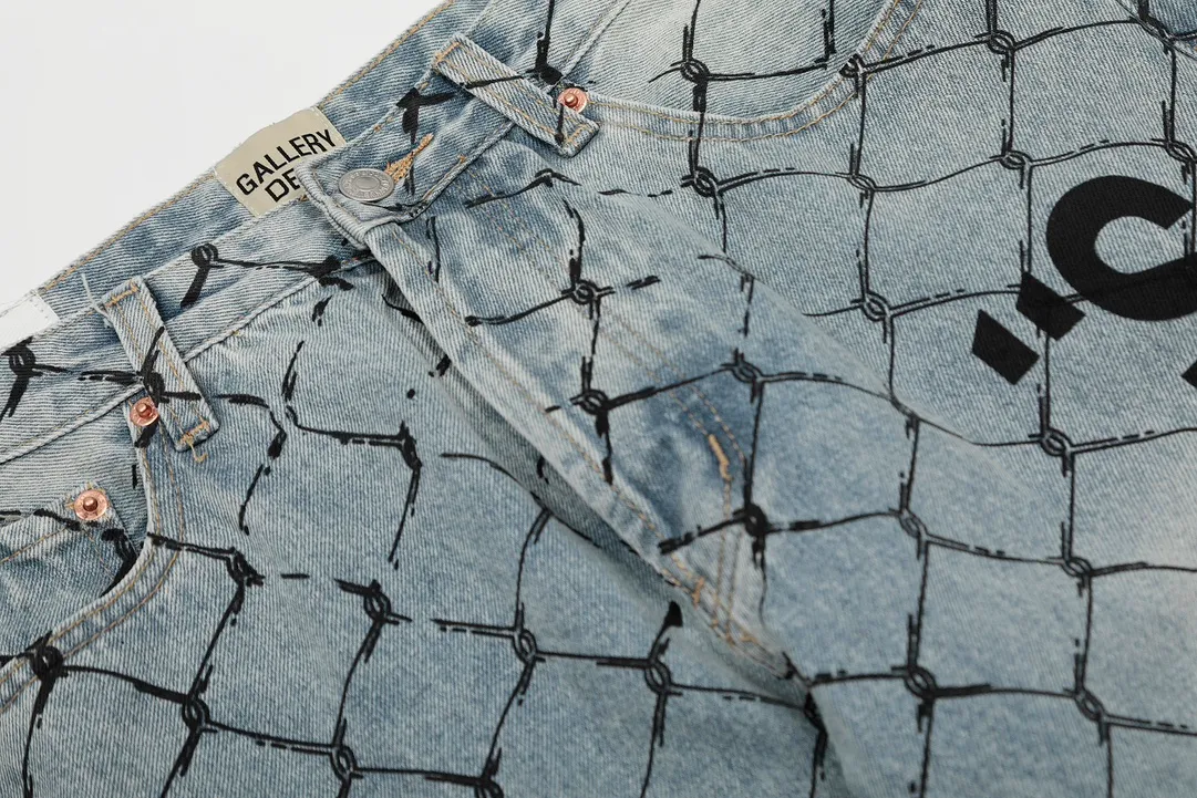 #8114 P240💰 GALLERY DEPT. Barbed wire letter printed denim washed and distressed spliced jeans - Original purchase and pattern making to truly restore the ultimate vintage texture - Original hardware accessories, washed and other elevators, QR code analysis are all purchased from the original factory, high degree of restoration, you are welcome to compare with a certain product~ - Three-dimensional version Loose and comfortable, not picky about the figure, taller and slimmer, factory Seiko, original factory quality control, same style for men and women, can be matched with couples, versatile recommendation Essential jeans for all seasons Color: Blue Size: S-XXL (28-36)